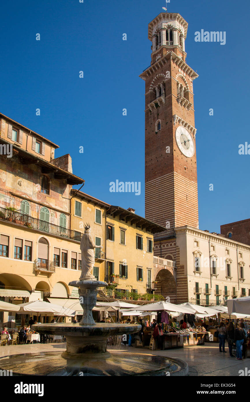 Fontana Madonna Verona e mercato in Piazza delle Erbe, Verona, Veneto, Italia Foto Stock