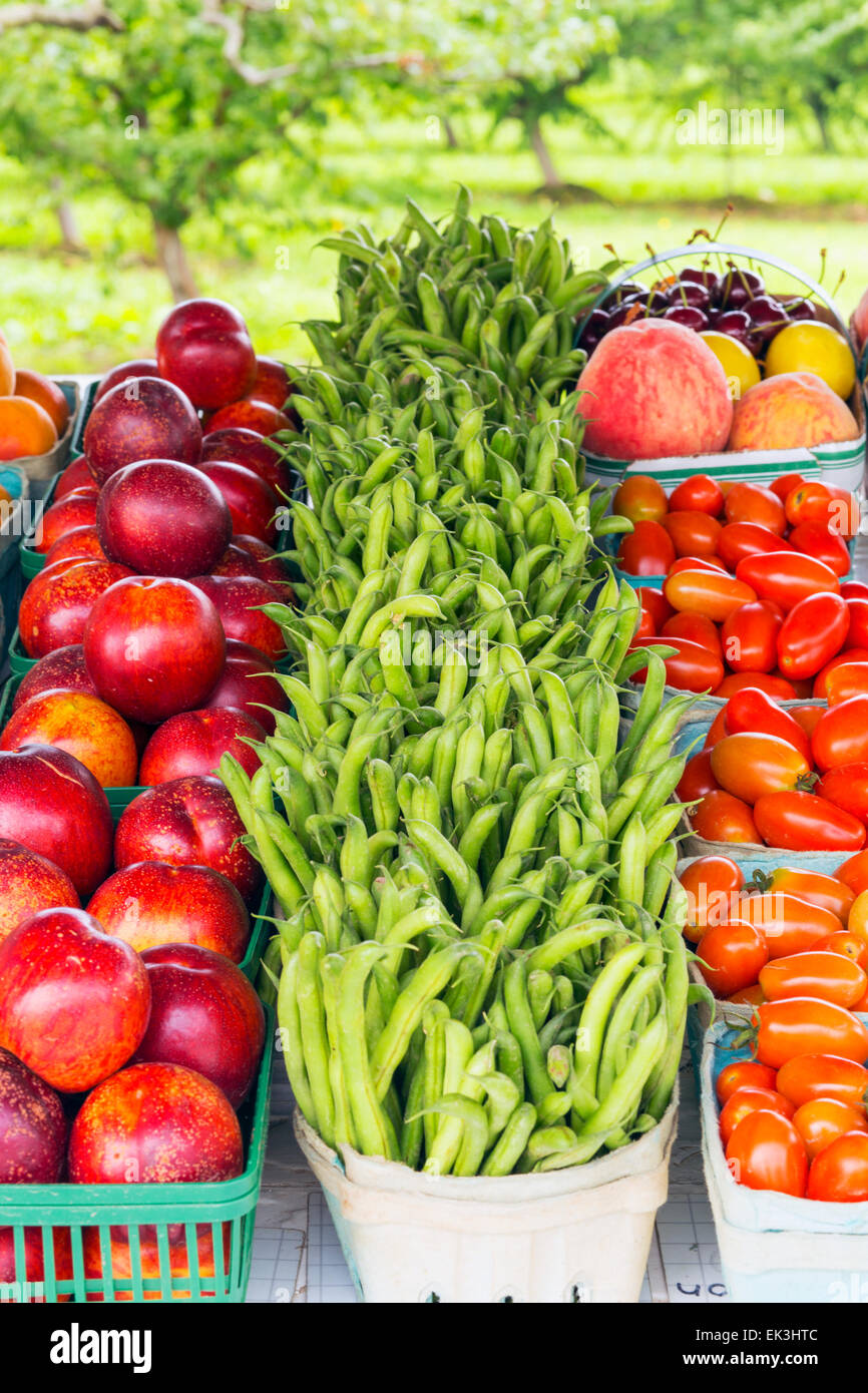 Canada,Ontario,Niagara sul lago, display di frutta e verdura in corrispondenza di un lato della strada del mercato di frutta Foto Stock