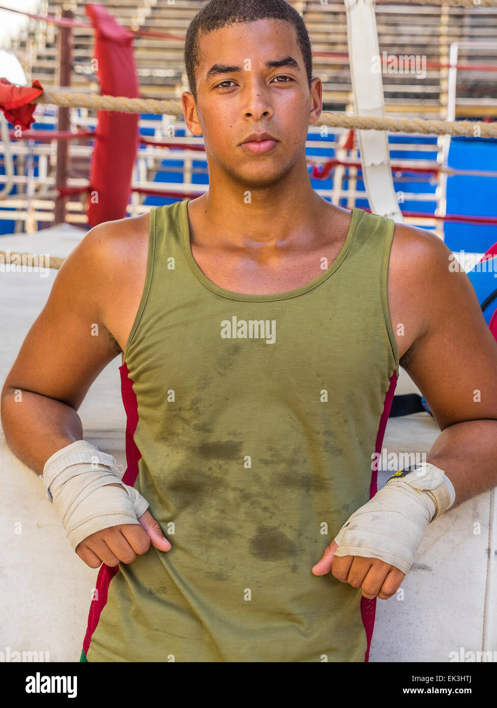 Close-up verticale di un pugile afro-cubane a Rafael Trejo Boxing palestra, La Habana Vieja, Cuba. Foto Stock