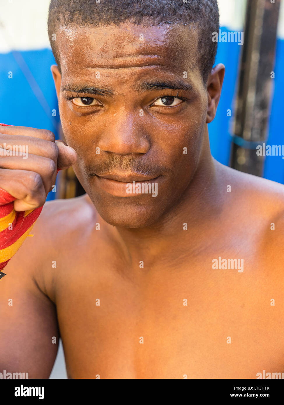 Close-up verticale di un pugile afro-cubane a Rafael Trejo Boxing palestra, La Habana Vieja, Cuba. Foto Stock