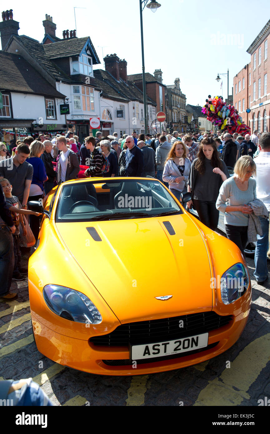 Horsham, Regno Unito. 06 apr, 2015. Un giallo Aston Martin auto sul display al Carfax, Horsham durante il Horsham Piazza Italia festival il lunedì 6 aprile 2015. Piazza Italia 2015 si è tenuto a Horsham West Sussex, a partire da venerdì 3 aprile al lunedì 6 aprile 2015. Credito: Christopher Mills/Alamy Live News Foto Stock