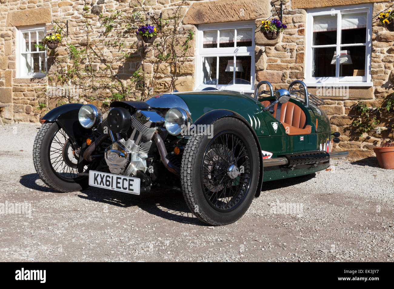 Edensor, Chatsworth station wagon, Derbyshire, Regno Unito. Il 6 aprile 2015. Una Morgan 3 Wheeler automobile parcheggiata fuori la sala da tè in Chatsworth villaggio di Edensor, su un caldo e soleggiato mattina di primavera nel Peak District. Il nuovo stile Morgan 3 Wheeler è andato in vendita nel Regno Unito nel 2012 e si basa sull'originale pre-modello di guerra che vide 30.000 modelli costruiti tra il 1909-1953. Credito: Mark Richardson/Alamy Live News Foto Stock