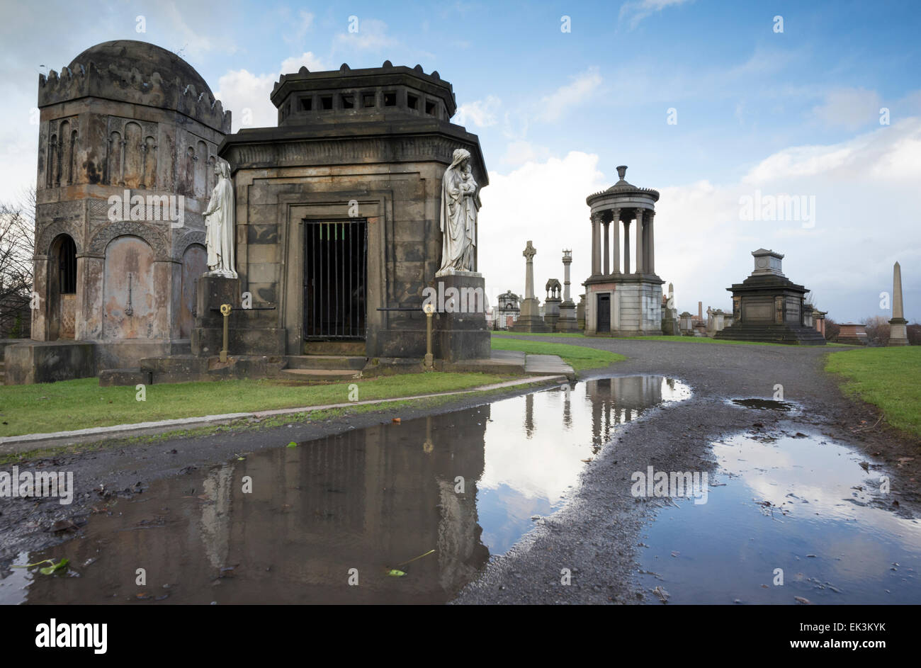 Necropoli di Glasgow cimitero vittoriano in Scozia dopo la pioggia. Foto Stock