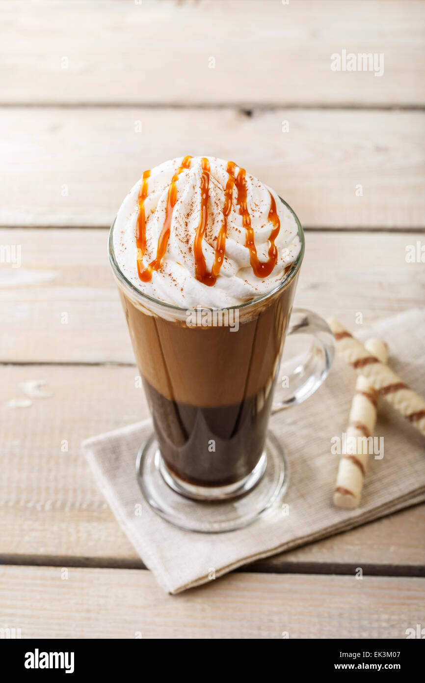 Caffè ghiacciato con latte e caramello gelato Foto Stock
