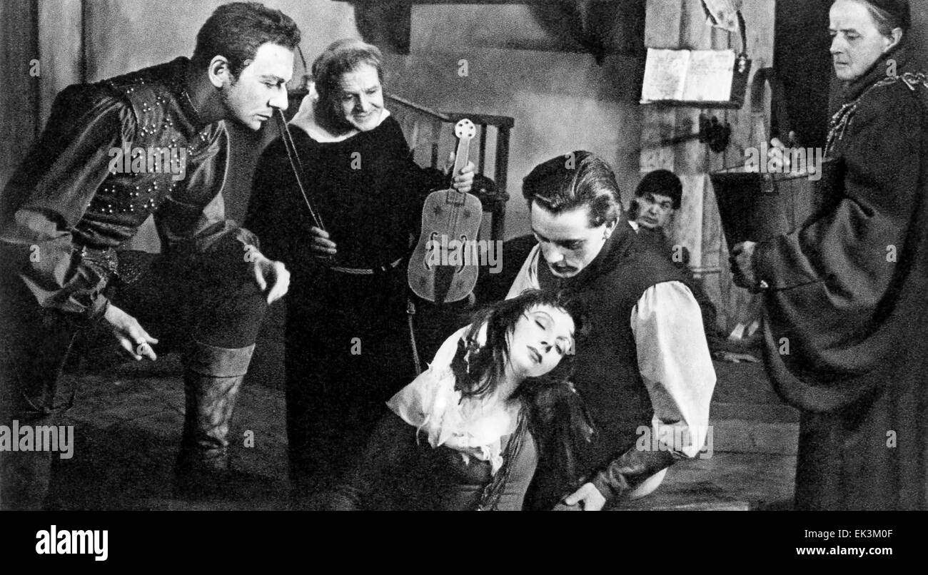 John Gielgud Pamela Brown Richard Burton (inginocchiato) on-set del gioco di Broadway " La Signora non è per la masterizzazione' Royale Teatro Nuovo Foto Stock