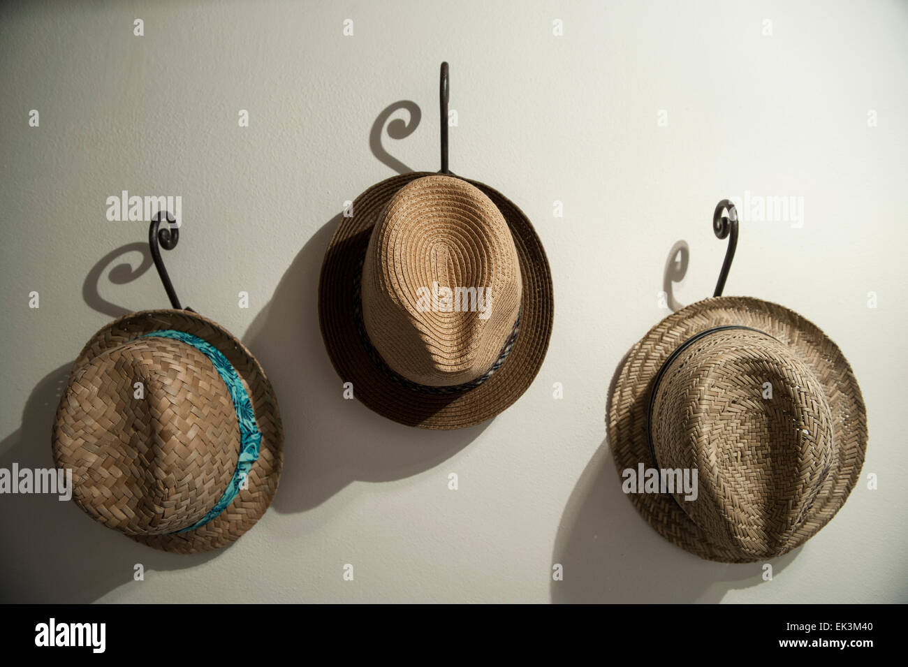 Tre cappelli appendere su tre ganci all'interno di una casa Foto stock -  Alamy