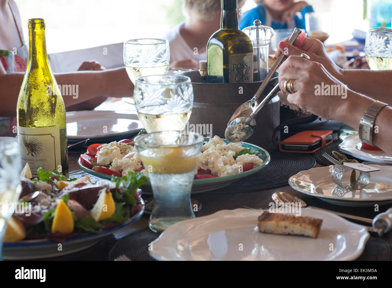 Uno stile mediterraneo il pranzo al di fuori Foto Stock