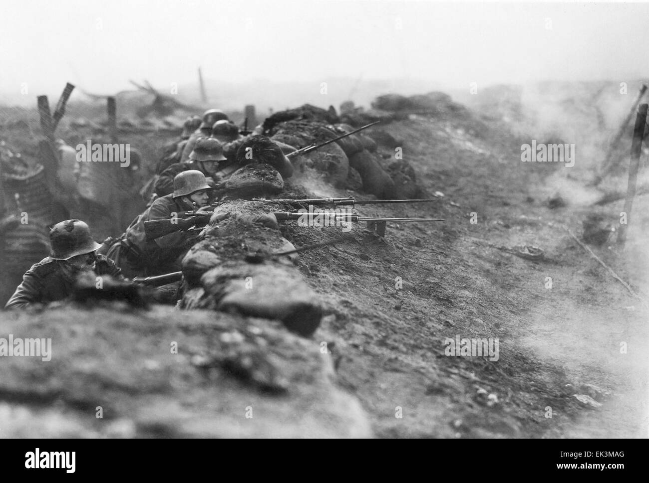 Scena di guerra, sul set del film 'Viaggio fine dell', 1930 Foto Stock