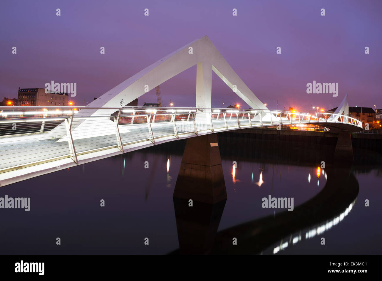 Una notte invernale Foto di Glasgow Ponte Tradeston, conosciuto localmente come il Ponte di sottolineatura ondulate, oltre il fiume Clyde nel centro citta'. Foto Stock