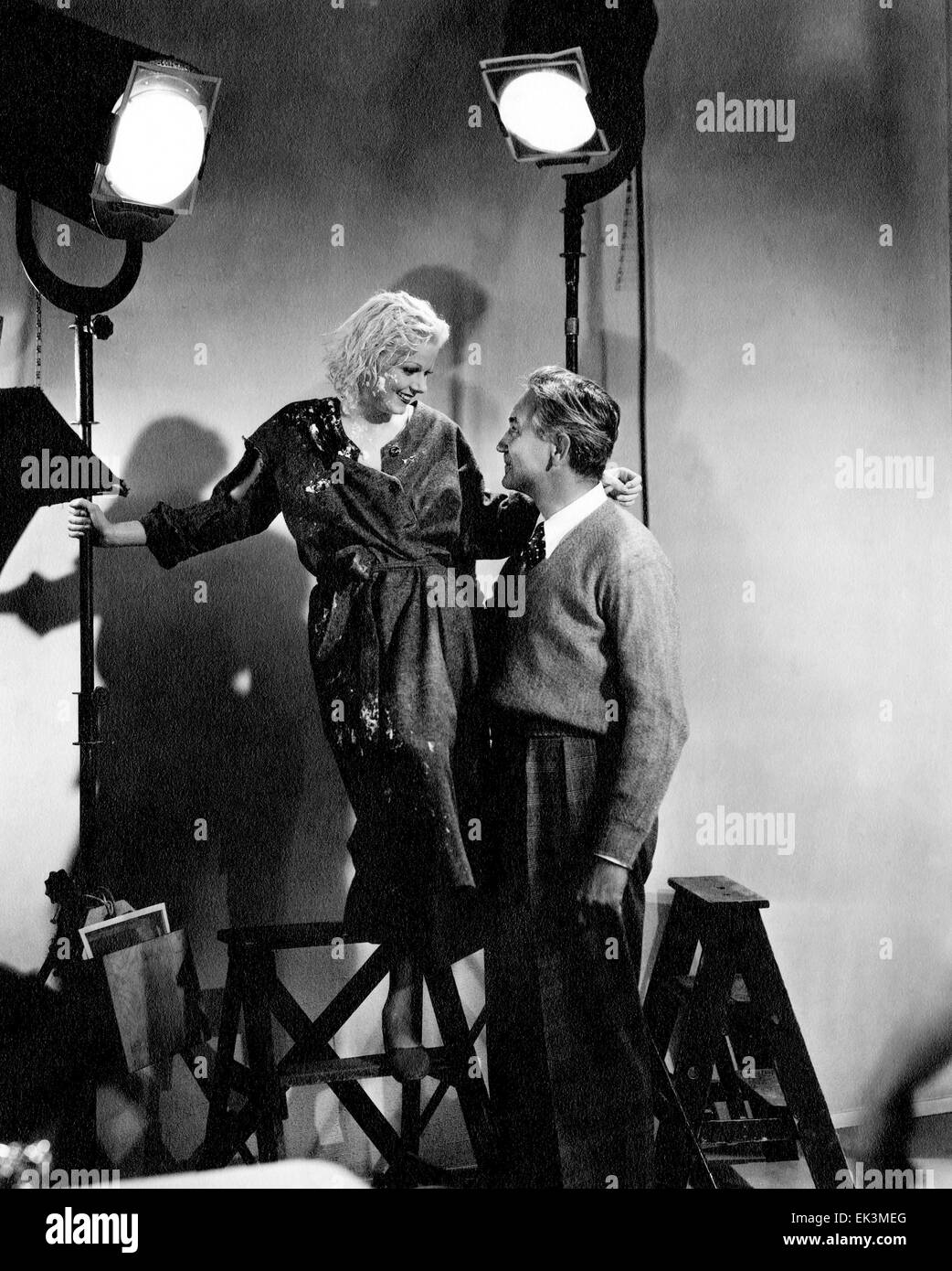 Jean Harlow, Direttore Victor Fleming, sul set dopo il taglio di scene dal film "temerario', 1935 Foto Stock