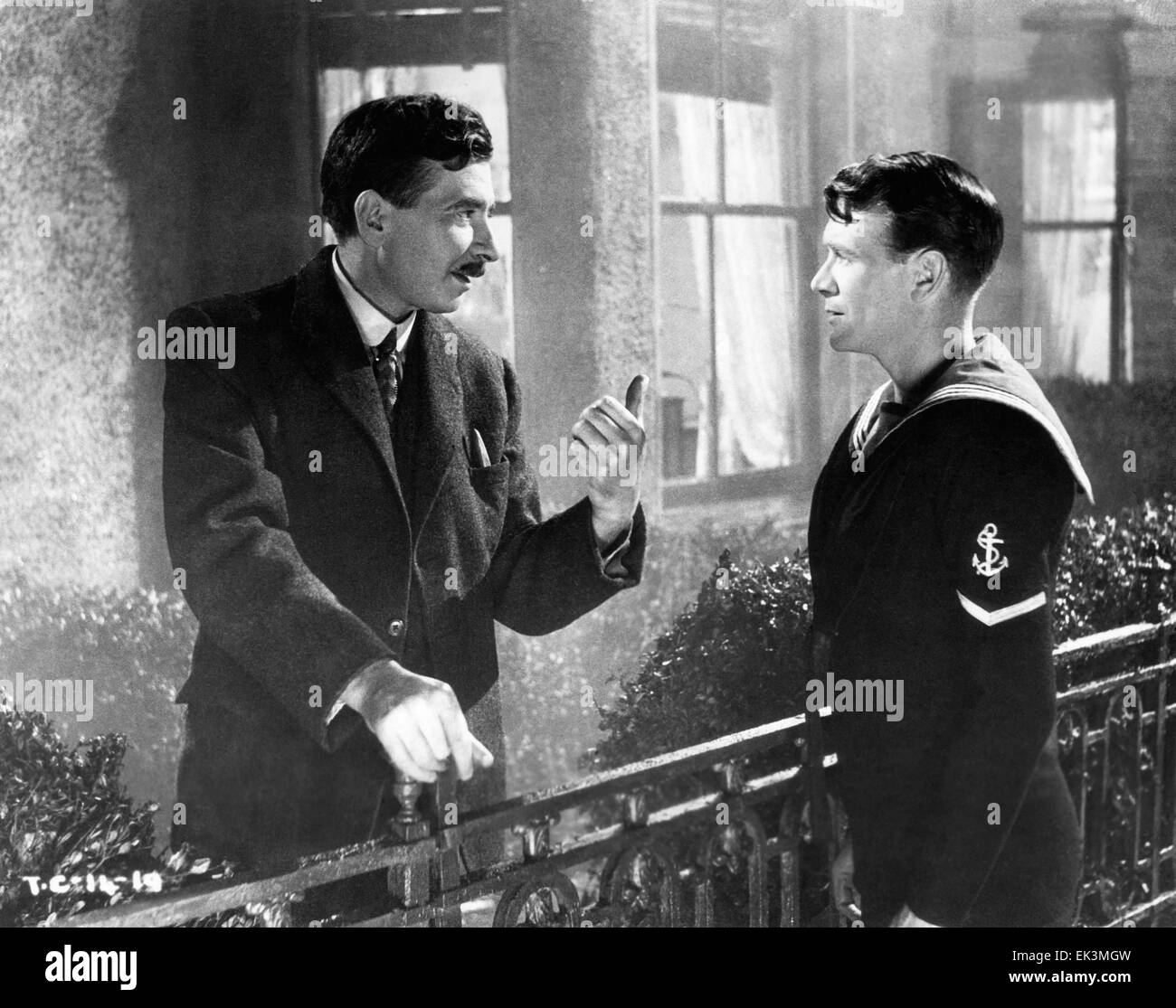 Robert Newton, John Mills, sul set del film 'Questa razza felice", 1944 Foto Stock