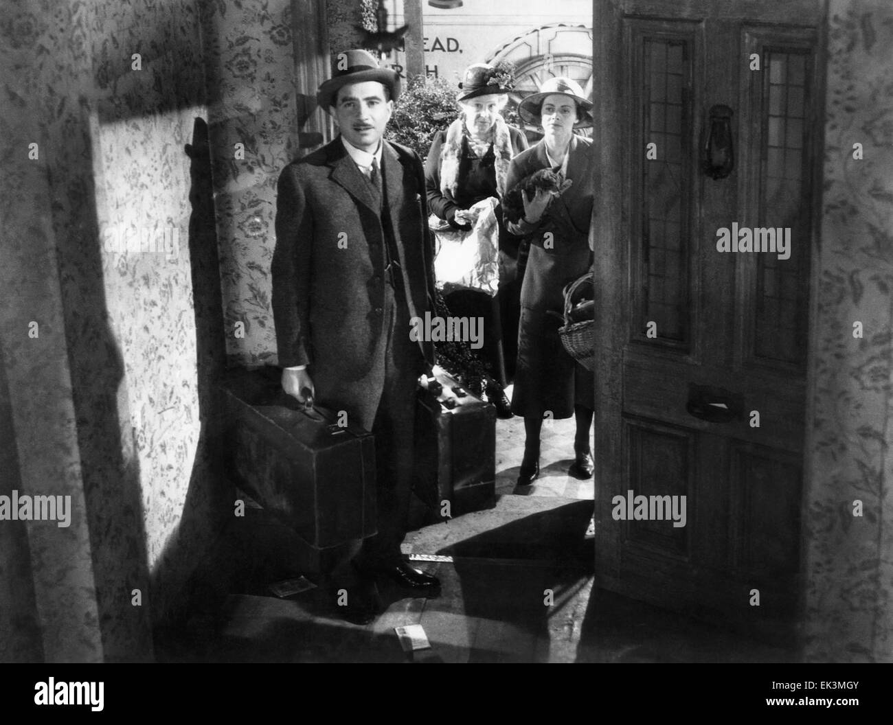 Robert Newton, Amy Veness, Celia Johnson, sul set del film 'Questa razza felice", 1944 Foto Stock