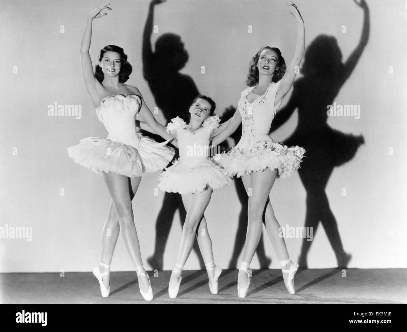 Cyd Charisse, Margaret O'Brien, Karin Booth, sul set del film "La Danza incompiuta', 1947 Foto Stock