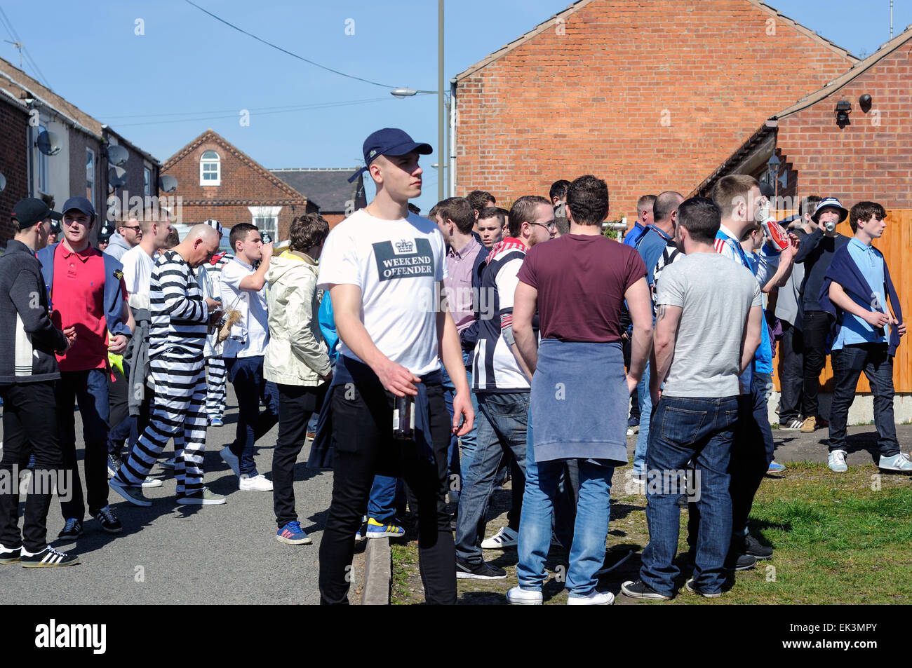 Alfreton Town, Derbyshire, Regno Unito. 6 Aprile, 2015. Fino a 2.500 Grimsby lontano tifosi arrivano a North street football ground home del Derbyshire non-league football club 'Alfreton Town' .totale di presenze è stata di circa-3,327 principalmente Grimsby Town fan. Entrambe le squadre giocano in conferenza Vanarama league, Grimsby a caccia di promozione alla lega calcio la prossima stagione. Molti Grimsby Fan avuto guardare fuori dalla terra . Credito: IFIMAGE/Alamy Live News Foto Stock