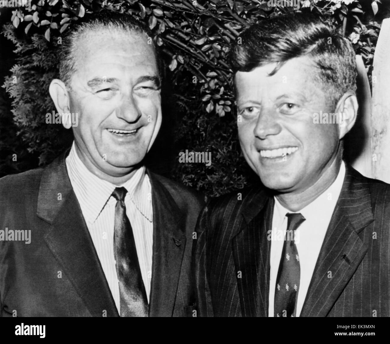 Stati Uniti I Senatori John F. Kennedy e Lyndon B. Johnson, dopo aver annunciato Johnson Vice Presidential posto sul biglietto, luglio 29, 1960 Foto Stock