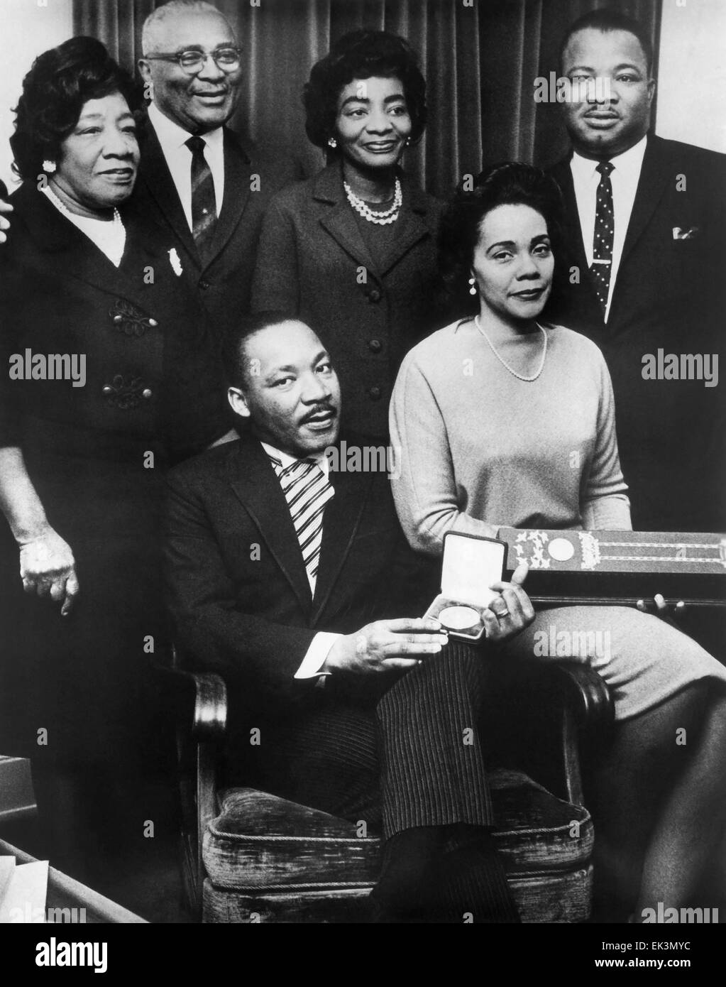 Martin Luther King Jr., con la moglie Coretta e famiglia, accogliendo Premio Nobel per la Pace, 1964 Foto Stock