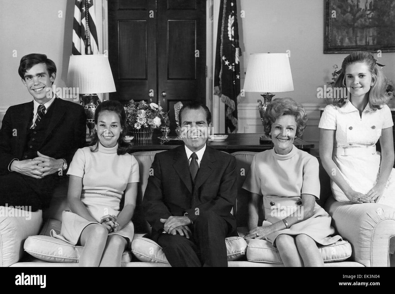 Stati Uniti Il presidente Richard Nixon (al centro) con son-in-law David Eisenhower Julie Nixon Eisenhower Pat Nixon Tricia Nixon ritratto Foto Stock