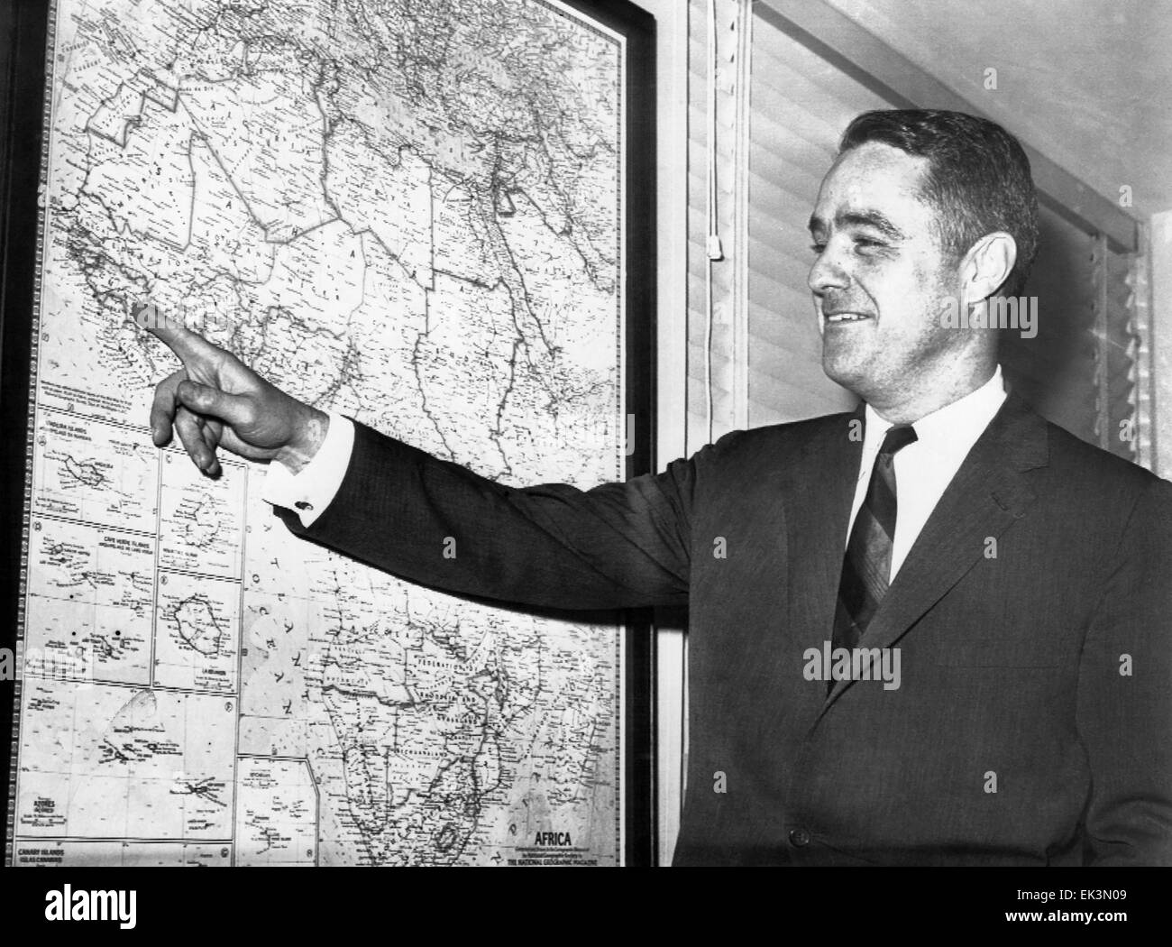 Robert Sargent Shriver, Jr., U.S. Statista e attivista, Ritratto puntando alla Mappa di Africa mentre Direttore del Corpo di Pace, 1961 Foto Stock