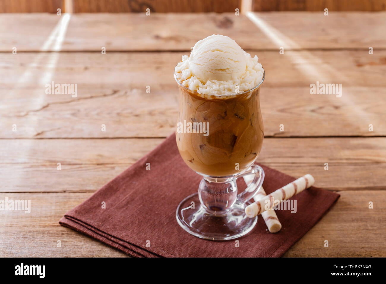 Caffè ghiacciato con il latte e la crema di ghiaccio Foto Stock