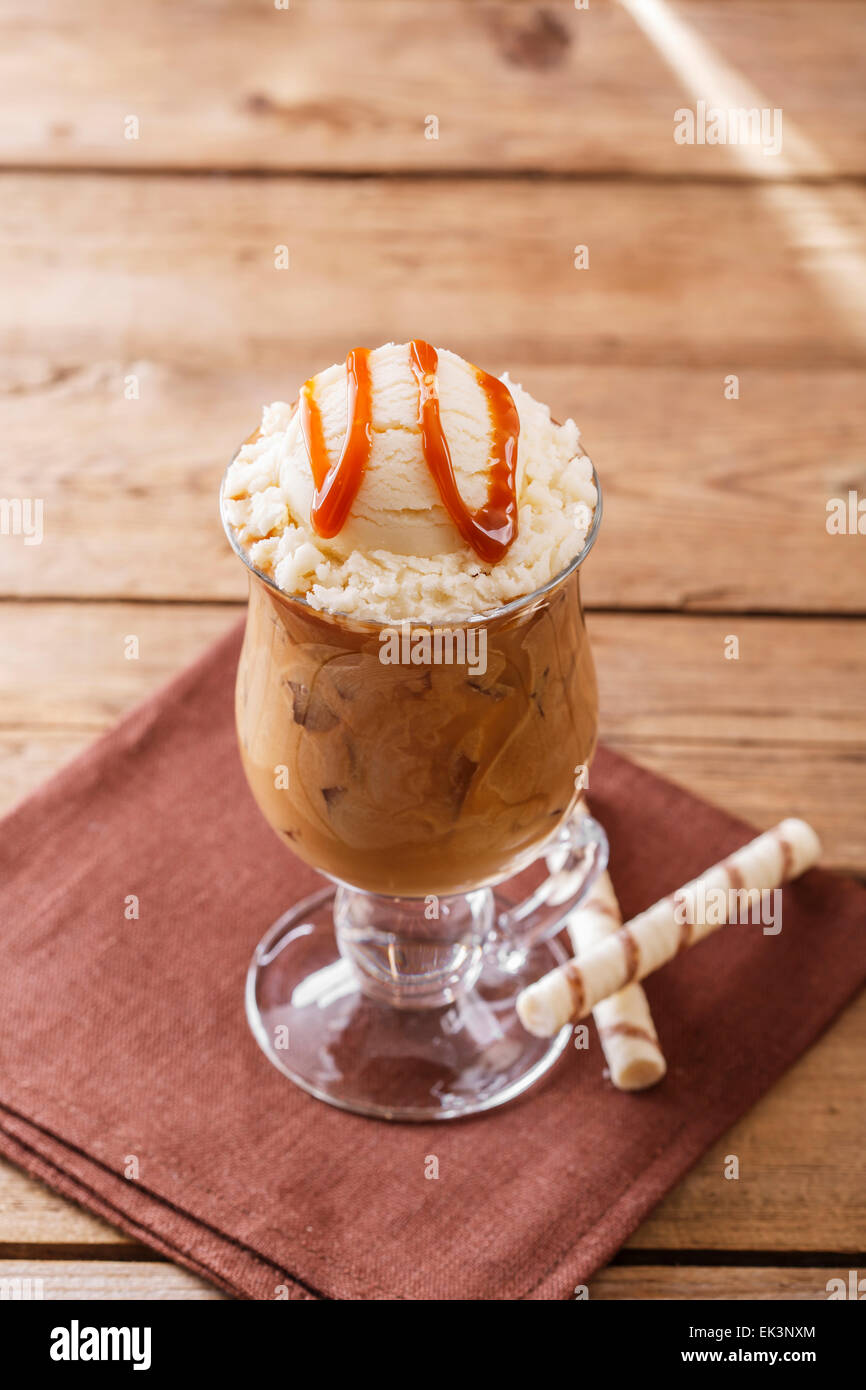 Caffè ghiacciato con latte e ice cream caramel Foto Stock