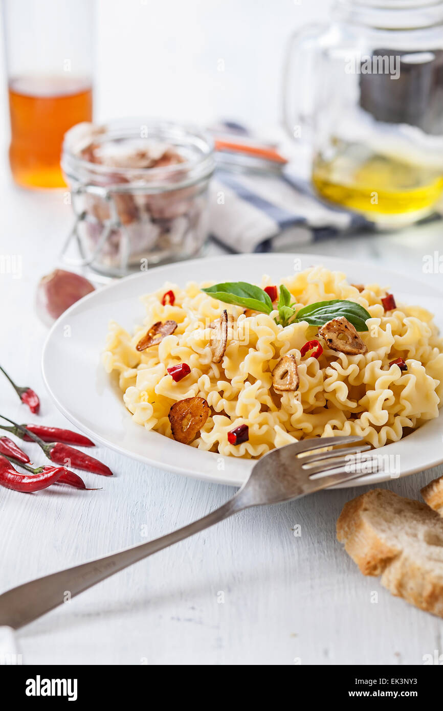 La pasta italiana con aglio olio e peperoncino pepe Foto Stock