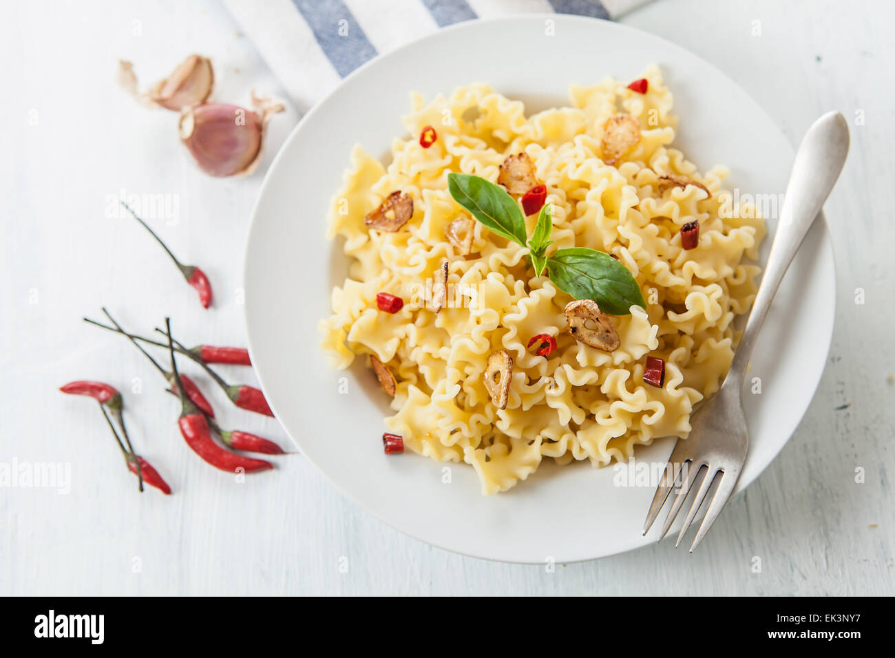 La pasta italiana con aglio olio e peperoncino pepe Foto Stock