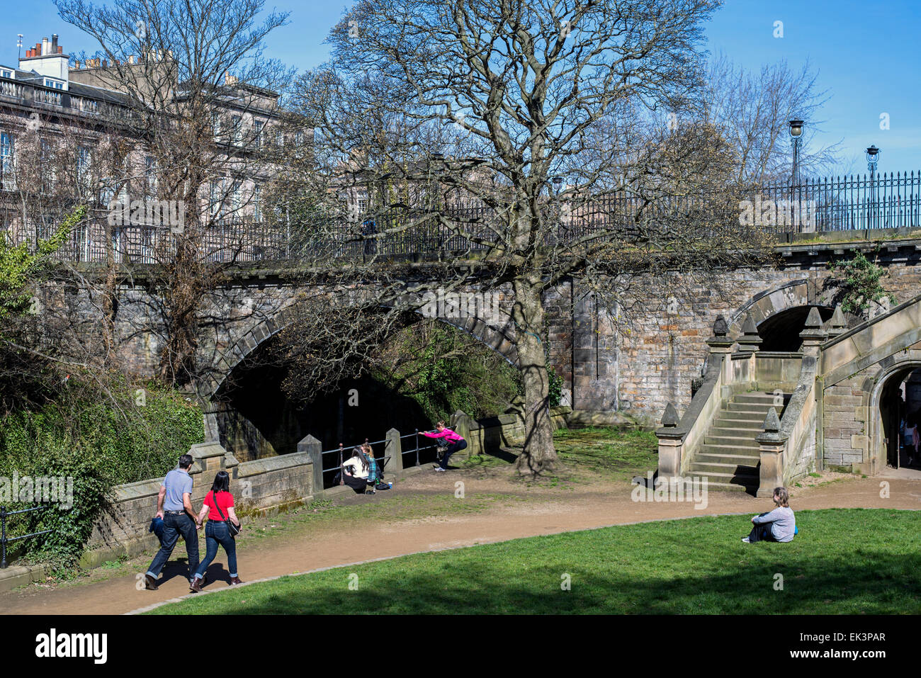 St Bernard's Bridge dall'acqua di Leith passerella a Stockbridge, Edimburgo. Foto Stock