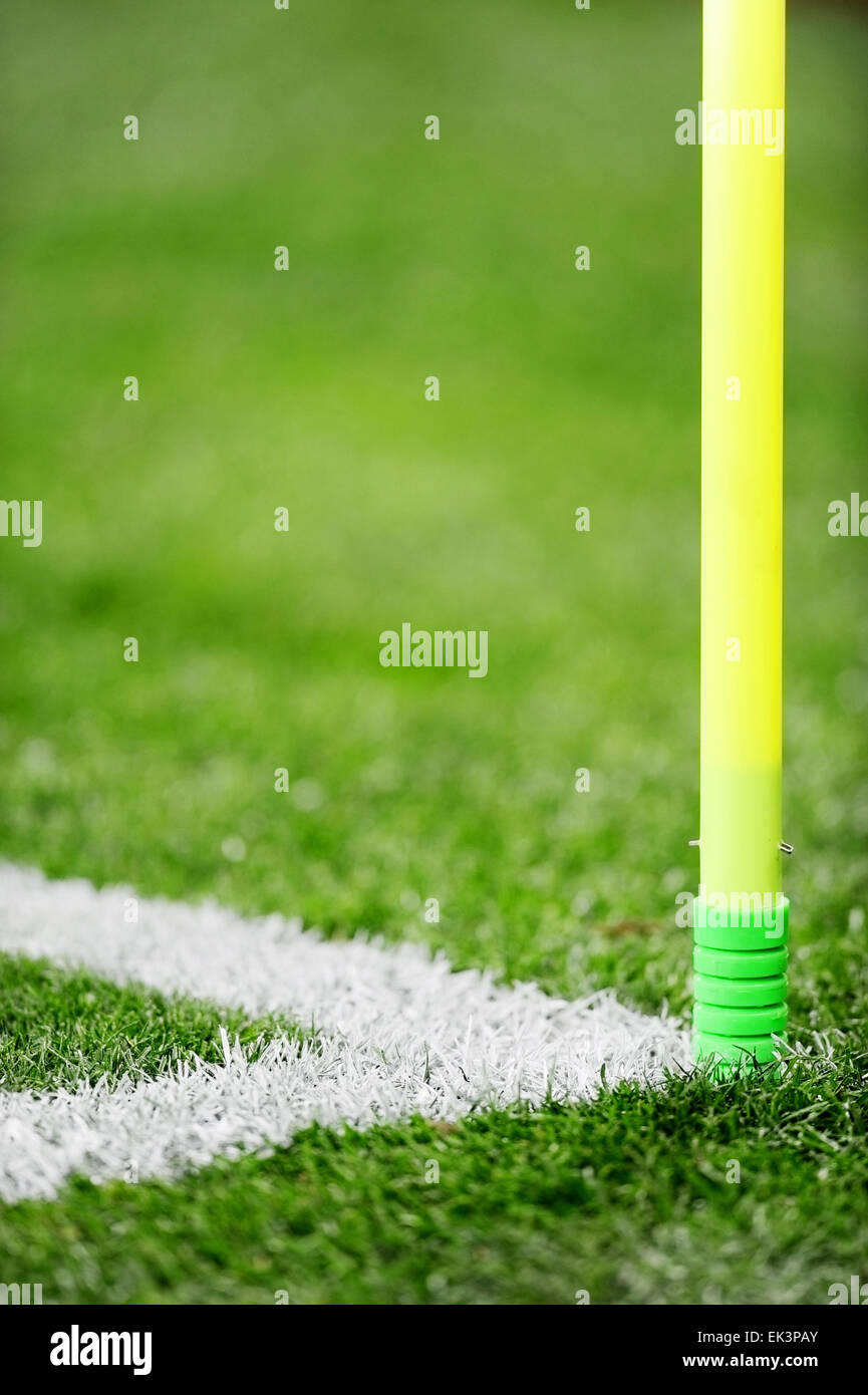 Campo di calcio dettaglio angolo con segni bianchi e bandiera stick Foto Stock