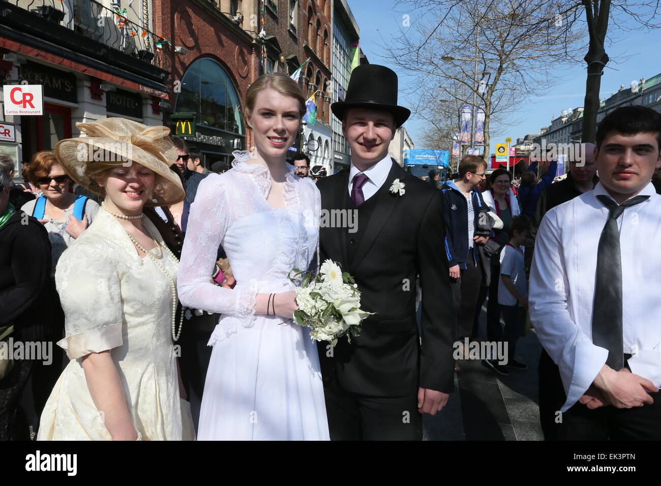 Dublino, Irlanda. 06 apr, 2015. Persone dress up in costume durante la ricreazione di Pasqua 1915 nel centro della città di Dublino come parte del 1916 ribellione eventi di commemorazione. La "strada per la crescita' eventi avvengono su Dublino è O'Connell Street. Credito: Brendan Donnelly/Alamy Live News Foto Stock