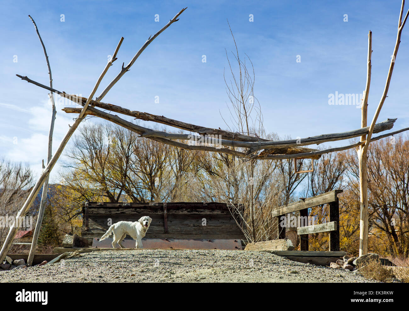 Un artista ha collocato in modo creativo cornici in posizioni strategiche sulla ferrovia abbandonata proprietà vicino Salida, Colorado, STATI UNITI D'AMERICA Foto Stock