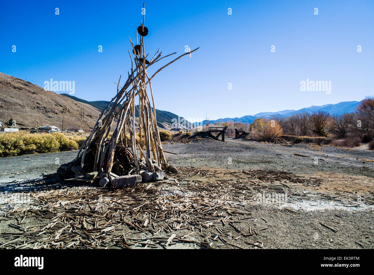 Terra sterile lungo il fiume Arkansas di proprietà della Union Pacific Railroad. Un artista ha disposto in modo creativo alcune delle reliquie. Foto Stock