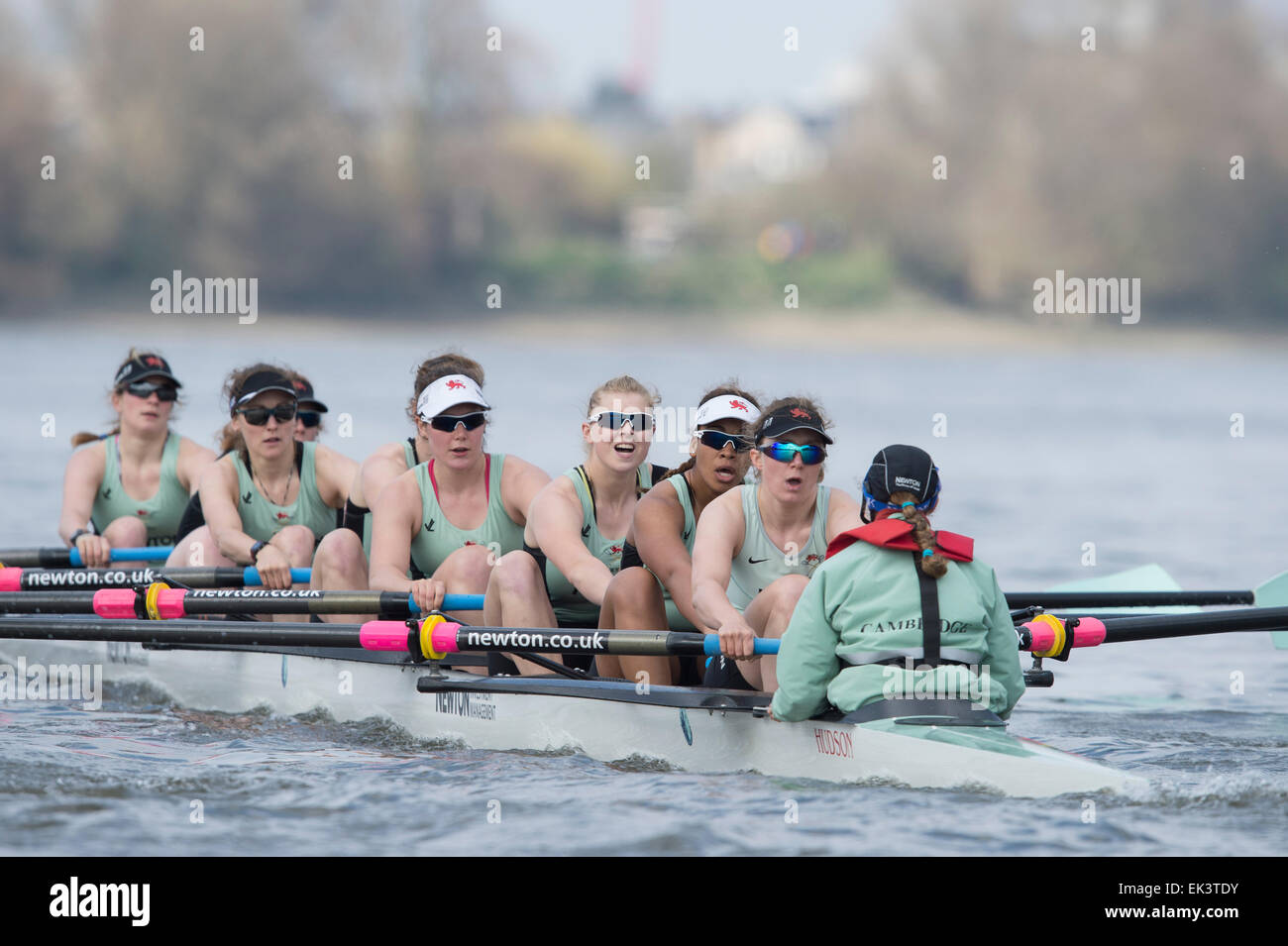 Il fiume Tamigi e Londra. 6 Aprile, 2015. Università Cambridg donna Boat Club (CUWBC) su una gita in pratica. Posizione:- fiume Thames, London, Regno Unito tra Putney (start) e Mortlake. Durante la settimana Tideway (immediatamente precedente la BNY Mellon regate, gli equipaggi di andare in pratica le gite con i loro allenatori nella finale di preparazione per le gare su Aprile 11th. CUWBC equipaggio:- Prua: Fanny Belais, 2: Ashton marrone, 3: Caroline Reid, 4: Claire Watkins, 5: Melissa Wilson, 6: Holly Hill, 7: Daphne Martschenko, corsa: Hannah Evans, Cox: Rosmarino Ostfeld. Credito: Duncan Grove/Alamy Live News Foto Stock