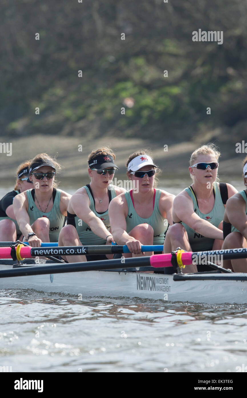 Il fiume Tamigi e Londra. 6 Aprile, 2015. Università Cambridg donna Boat Club (CUWBC) su una gita in pratica. Posizione:- fiume Thames, London, Regno Unito tra Putney (start) e Mortlake. Durante la settimana Tideway (immediatamente precedente la BNY Mellon regate, gli equipaggi di andare in pratica le gite con i loro allenatori nella finale di preparazione per le gare su Aprile 11th. CUWBC equipaggio:- Prua: Fanny Belais, 2: Ashton marrone, 3: Caroline Reid, 4: Claire Watkins, 5: Melissa Wilson, 6: Holly Hill, 7: Daphne Martschenko, corsa: Hannah Evans, Cox: Rosmarino Ostfeld. Credito: Duncan Grove/Alamy Live News Foto Stock