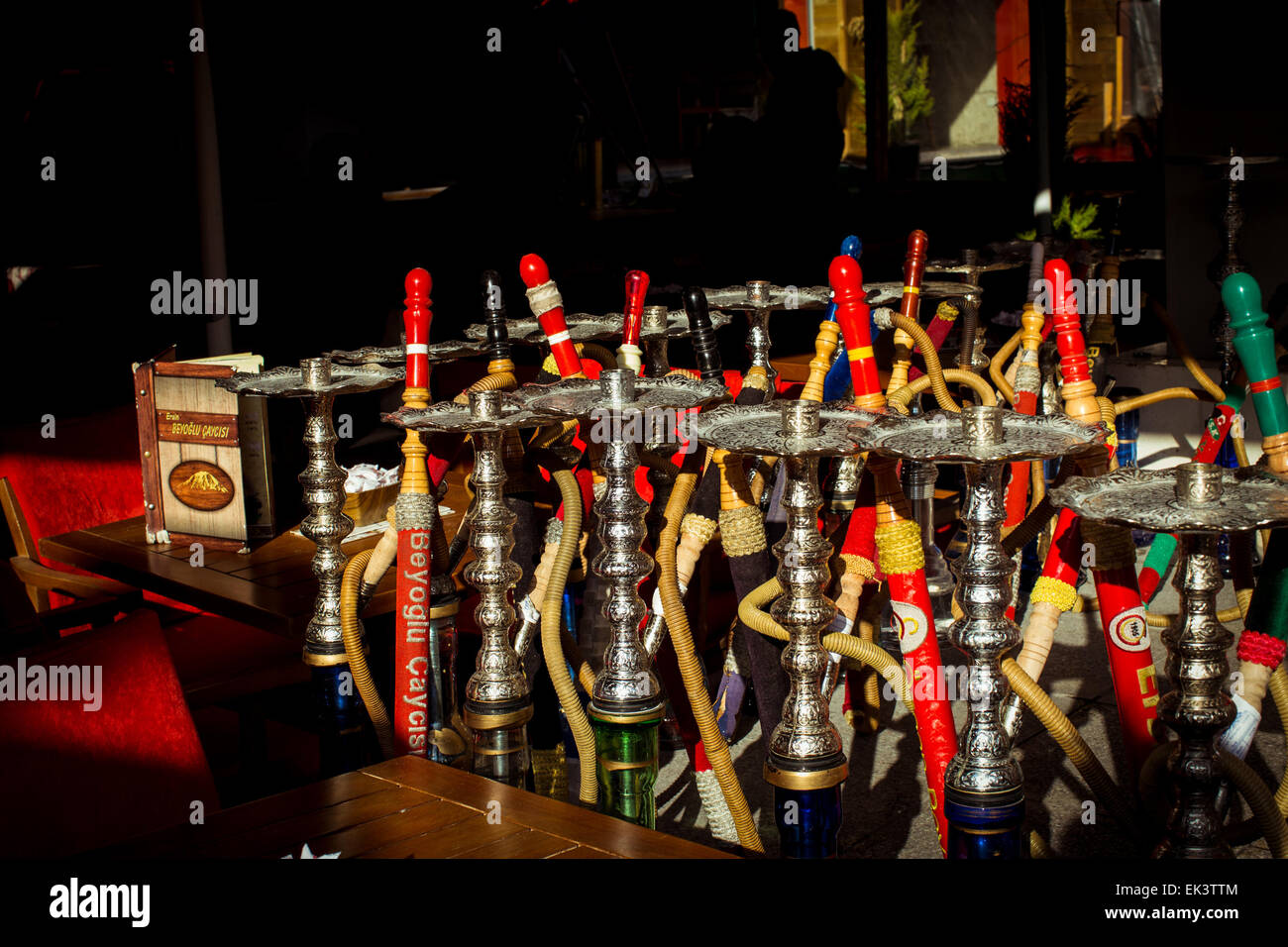 Nargile o hookah tubi sono visto in un cafe ho Izmir, Turchia Foto Stock