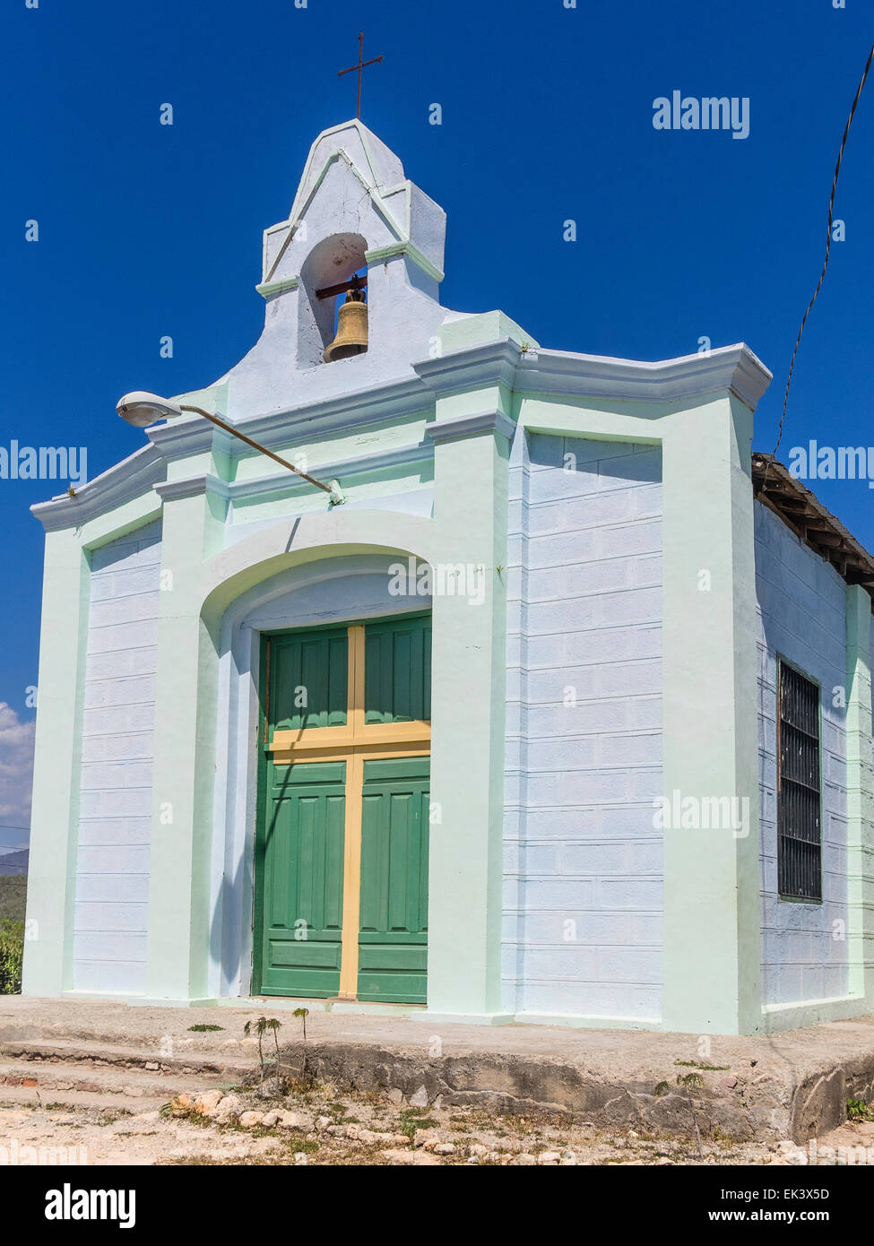 Una parte anteriore vista esterna del San Rafael chiesa sorge sulla sommità di un alto punto su Cayo Granma, Santiago de Cuba provincia. Foto Stock