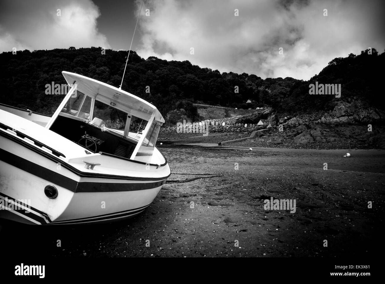 Barca in porto a bassa marea Foto Stock
