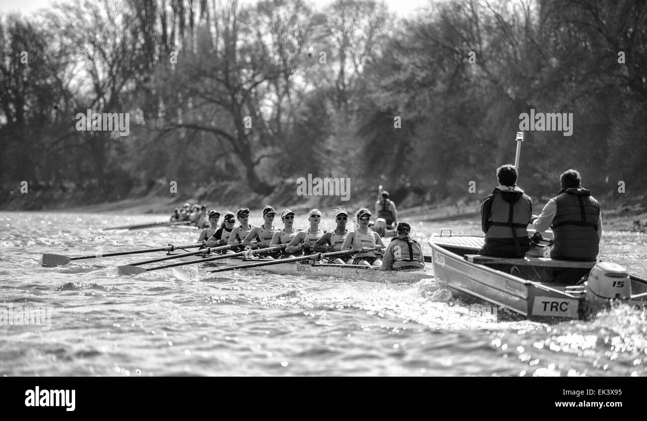 Il fiume Tamigi e Londra. 6 Aprile, 2015. Università Cambridg donna Boat Club (CUWBC) su una gita in pratica. Posizione:- fiume Thames, London, Regno Unito tra Putney (start) e Mortlake. Durante la settimana Tideway (immediatamente precedente la BNY Mellon regate, gli equipaggi di andare in pratica le gite con i loro allenatori nella finale di preparazione per le gare su Aprile 11th. CUWBC equipaggio:- Prua: Fanny Belais, 2: Ashton marrone, 3: Caroline Reid, 4: Claire Watkins, 5: Melissa Wilson, 6: Holly Hill, 7: Daphne Martschenko, corsa: Hannah Evans, Cox: Rosmarino Ostfeld. Credito: Duncan Grove/Alamy Live News Foto Stock