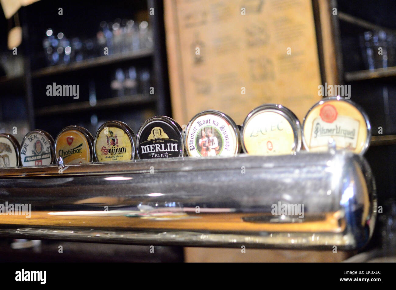 Rubinetti birra/pompe nel museo della birra, Praga Foto Stock