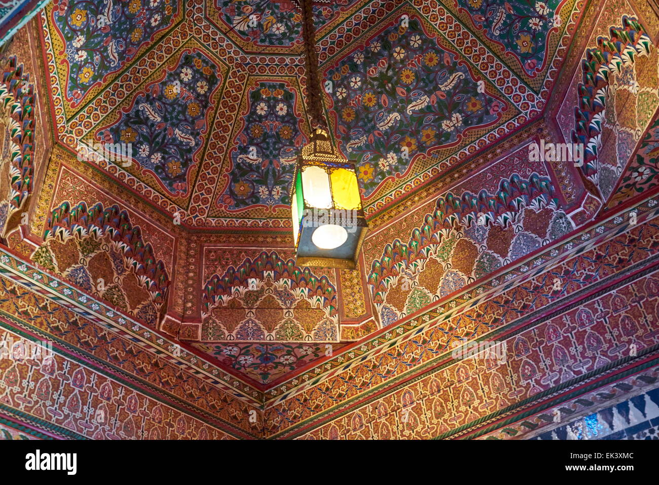 Con soffitto ligneo dipinto a Palazzo Bahia, Marrakech, Marocco, Africa Foto Stock