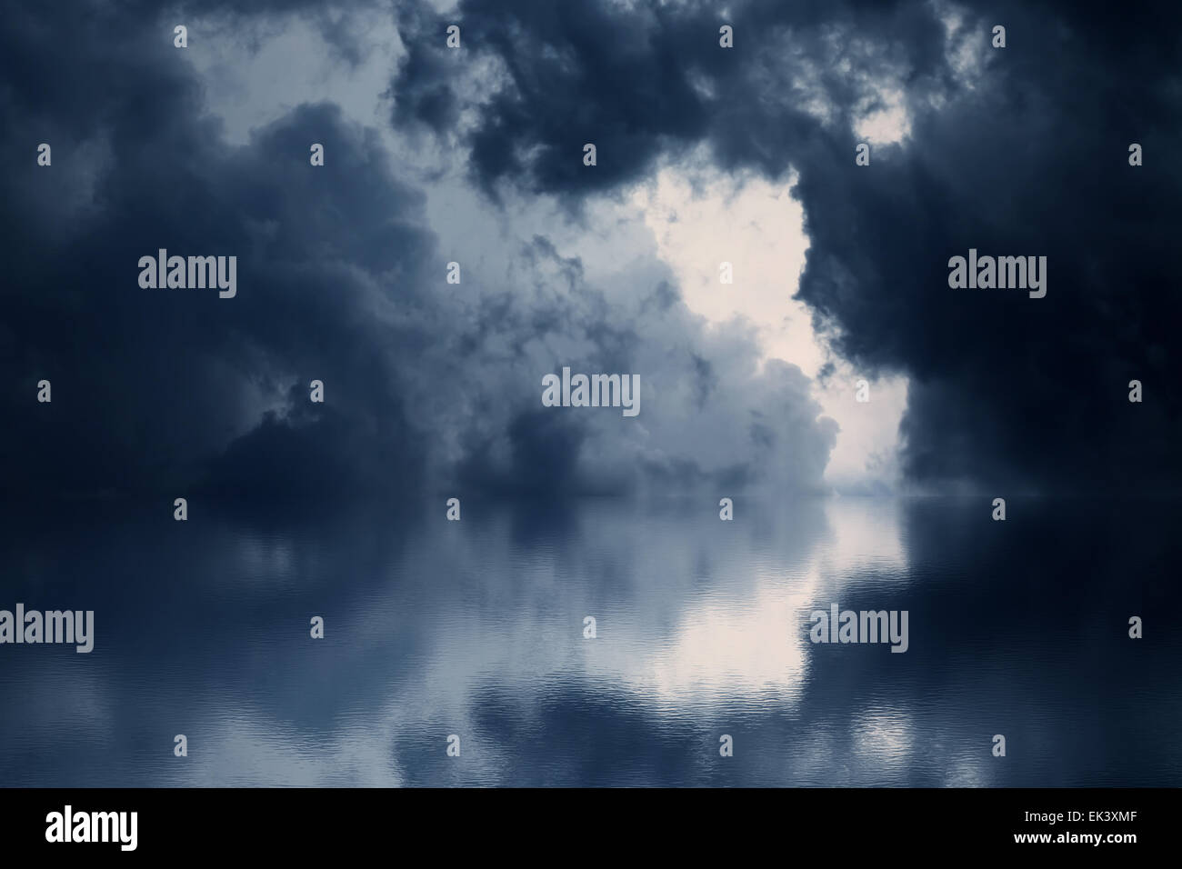 Drammatica nuvole scure Foto Stock