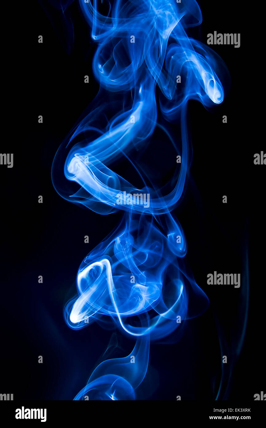 Il Curling blu anelli di fumo su sfondo nero Foto Stock