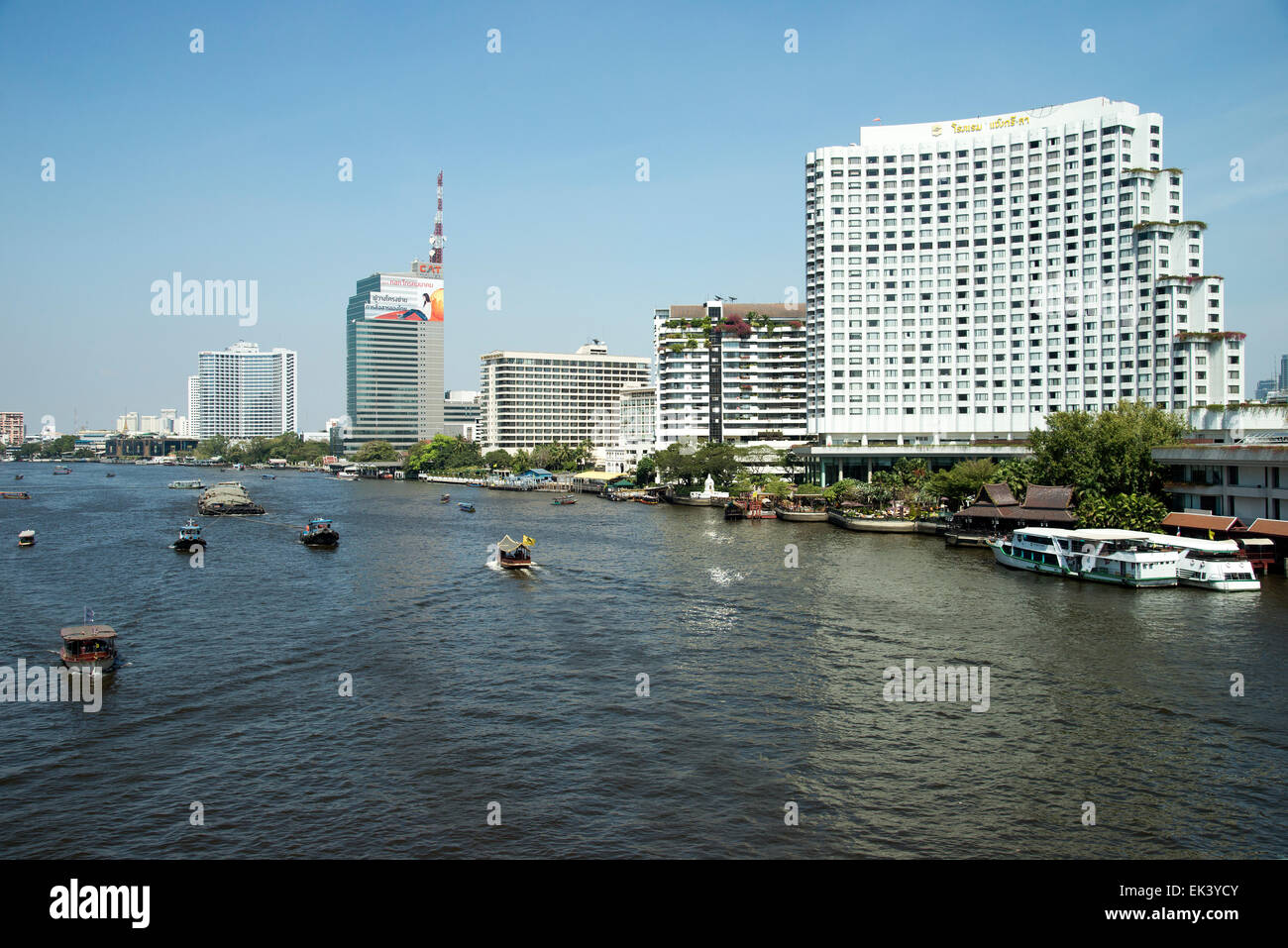 Il fiume Chao Phraya visto dal ponte Taksin Bangkok in Thailandia Foto Stock