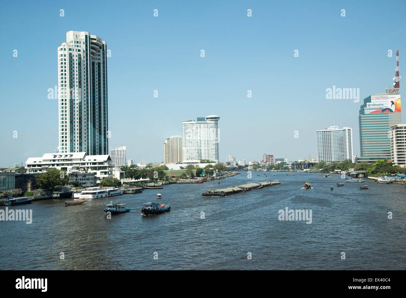 Il fiume Chao Phraya visto dal ponte Taksin Bangkok in Thailandia Foto Stock