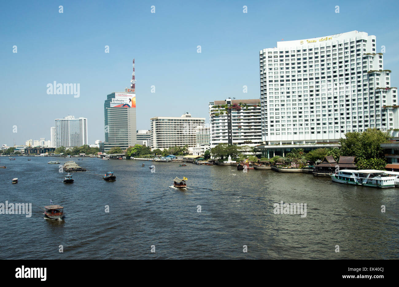 Il fiume Chao Phraya visto dal ponte Taksin Bangkok in Thailandia Foto Stock
