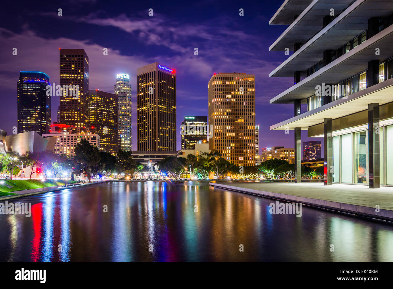 Il Los Angeles Department of Water and Power Building e il centro cittadino di Los Angeles skyline notturno a Los Angeles, California Foto Stock