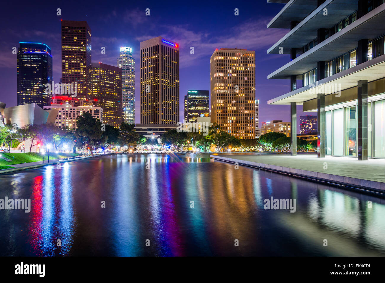 Il Los Angeles Department of Water and Power Building e il centro cittadino di Los Angeles skyline notturno a Los Angeles, California Foto Stock