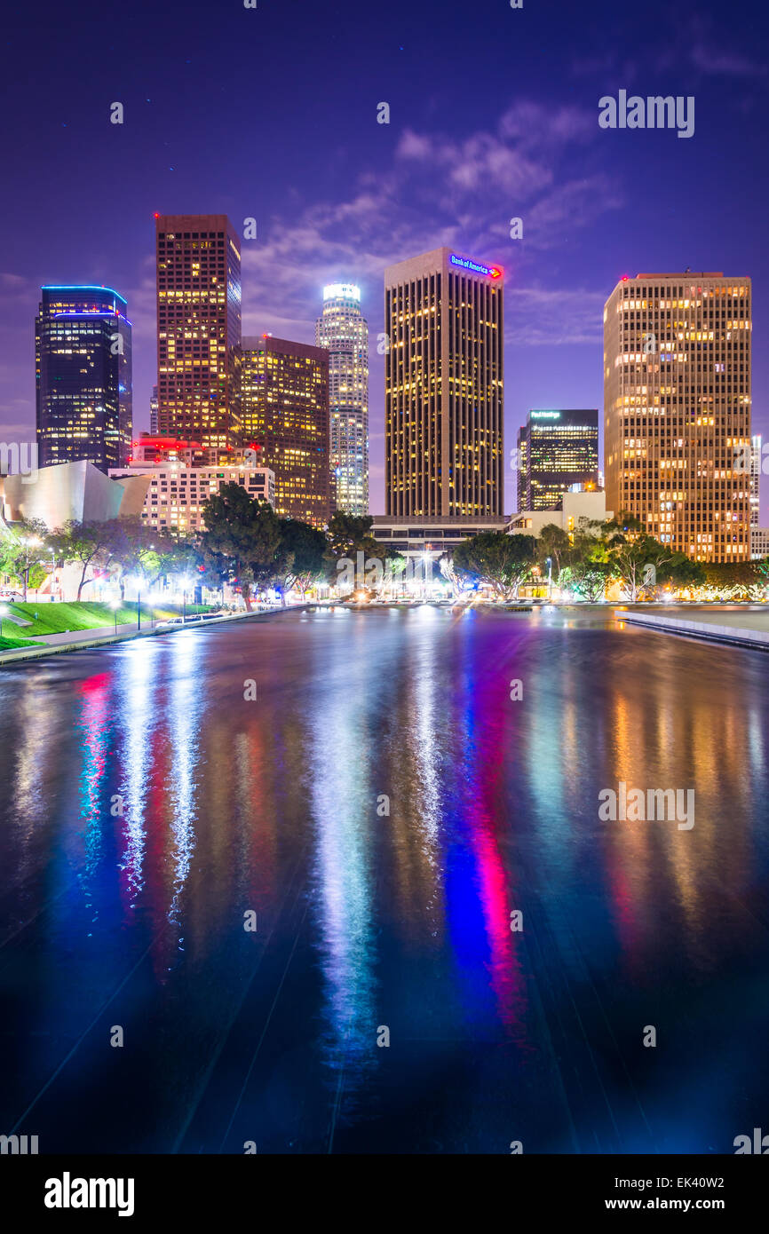 Il centro cittadino di Los Angeles che riflette sullo skyline di notte a Los Angeles, California. Foto Stock