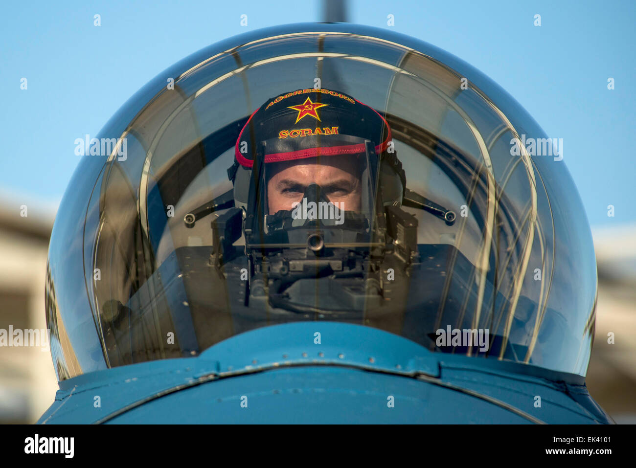 Un US Air Force Capt. Paul Anderson con la 64th Aggressor Squadron parchi pilota la sua F-16 Fighting Falcon aeromobile dopo il ritorno da un esercizio bandiera rossa missione il 9 marzo 2015 presso la Base Aerea Militare di Nellis Nevada. Foto Stock