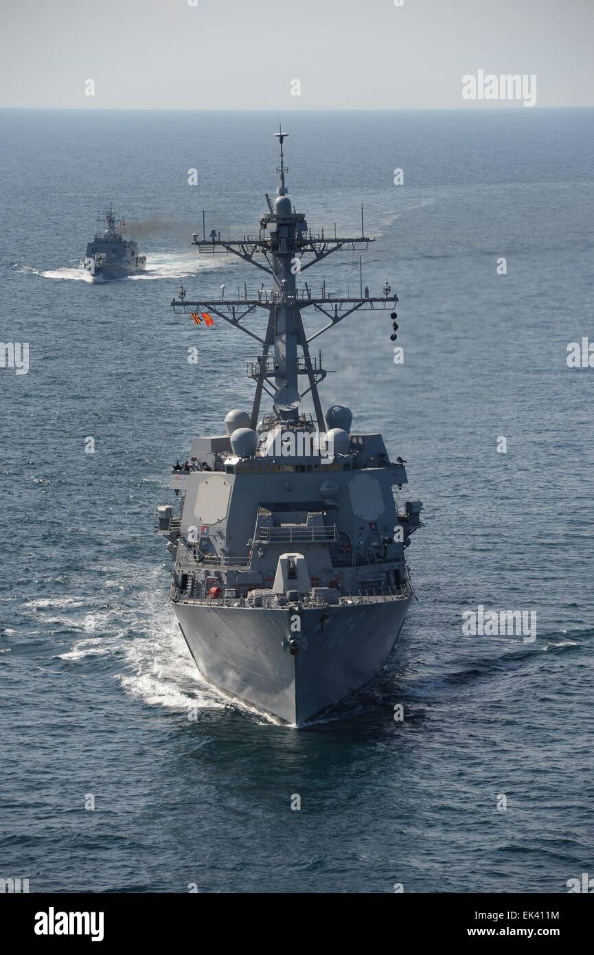 US Navy Arleigh Burke-class guidato-missile destroyer USS Jason Dunham e il rumeno corvette ROS Sebastian condotta manovre tattiche durante il passaggio di un esercizio Aprile 5, 2015 nel Mar Nero. Foto Stock