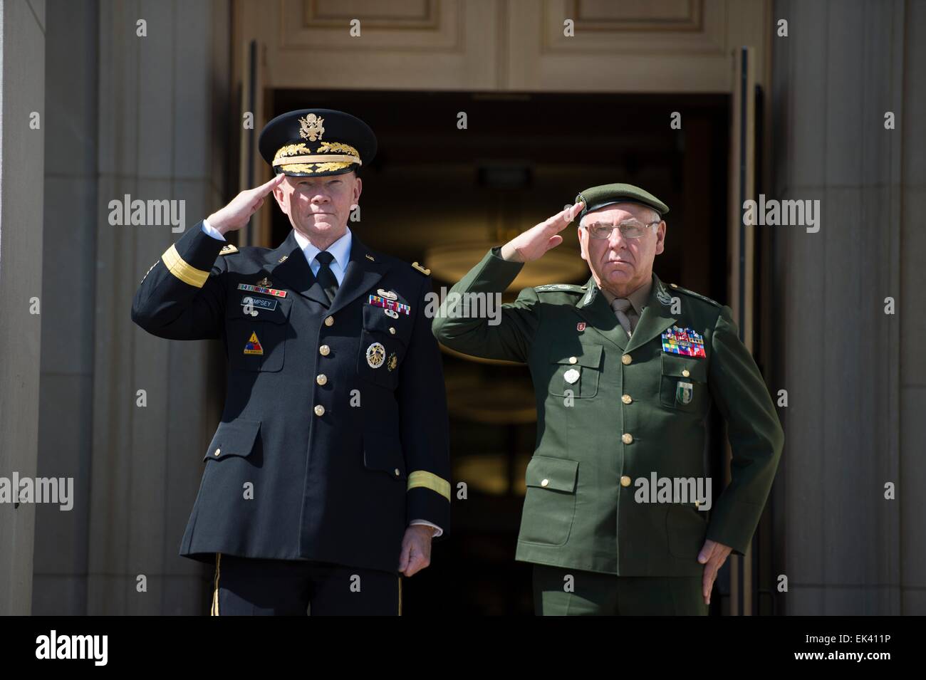 Noi Presidente Comune di capi di Stato Maggiore dell Esercito gen. Martin Dempsey e il Brasiliano gen. Jose Carlos DeNardi salute durante la riproduzione di un inno nazionale di fronte al Pentagono Aprile 2, 2015 a Washington DC. Foto Stock